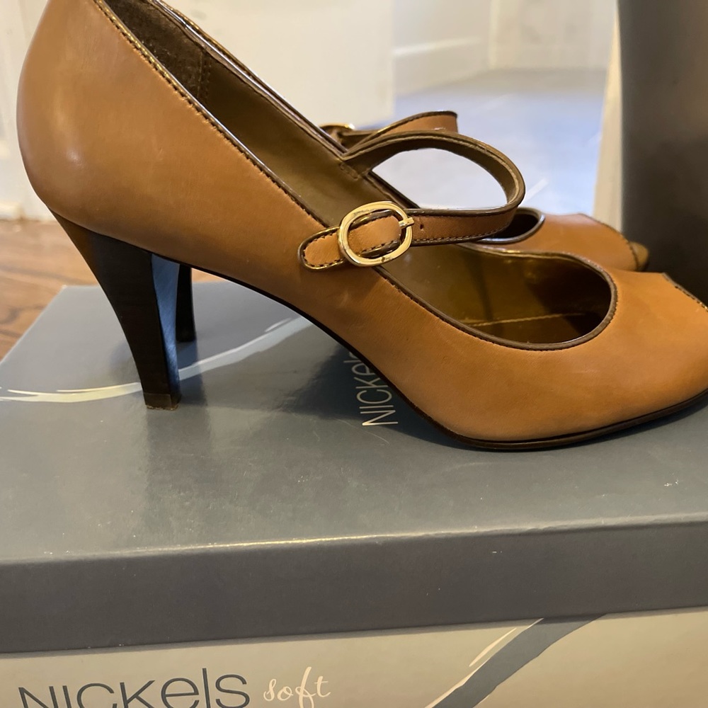 Nichols, soft taupe leather heel Peep toe 7 1/2 used